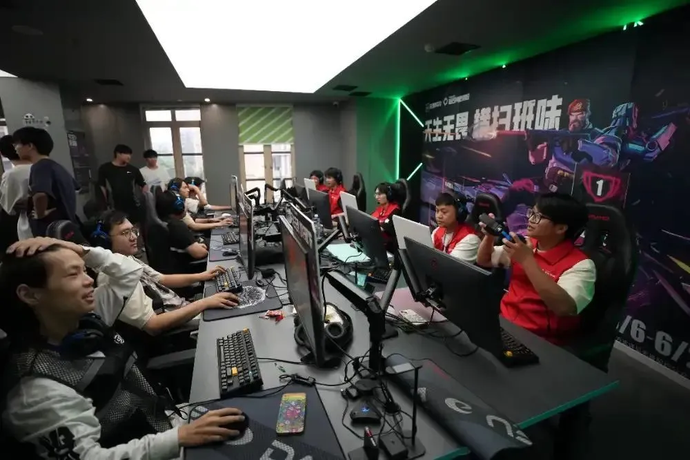 〓 武漢站的工友們在比賽間隙交流比賽感受