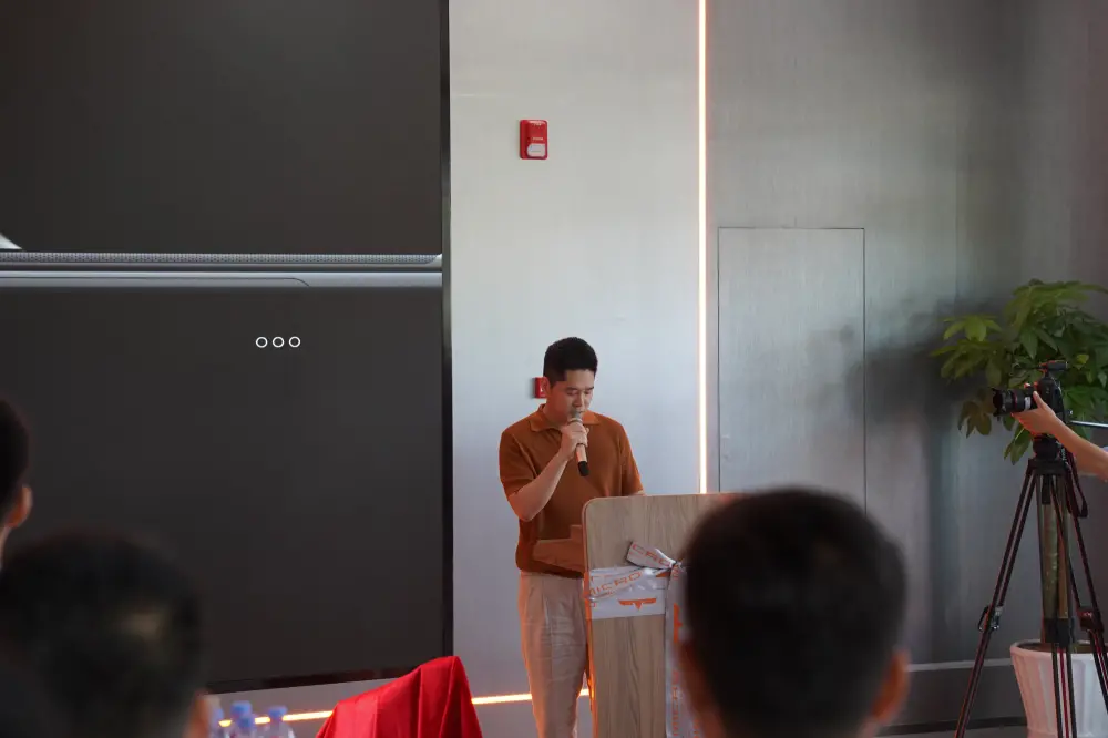 具微科技全球首家具身智能4s店开业，具微科技轮式四足机器人 “MOVENEW T1” 实体首次亮相(图2)