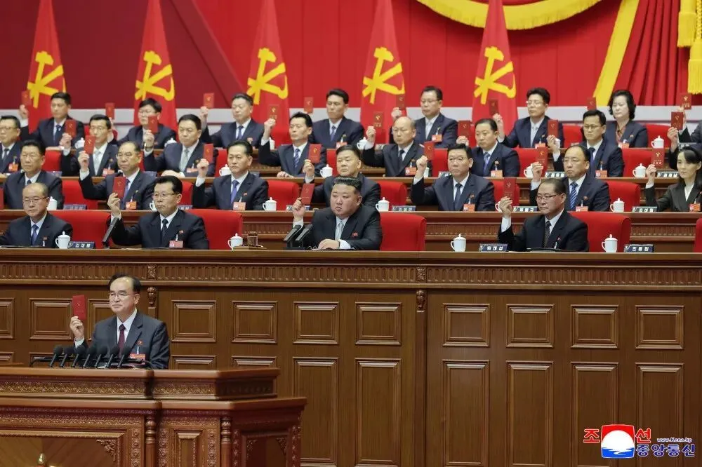 2月19日至25日，朝鲜劳动党第九次代表大会在平壤举行，金与正（第二排右一）坐在主席台上。图/朝中社