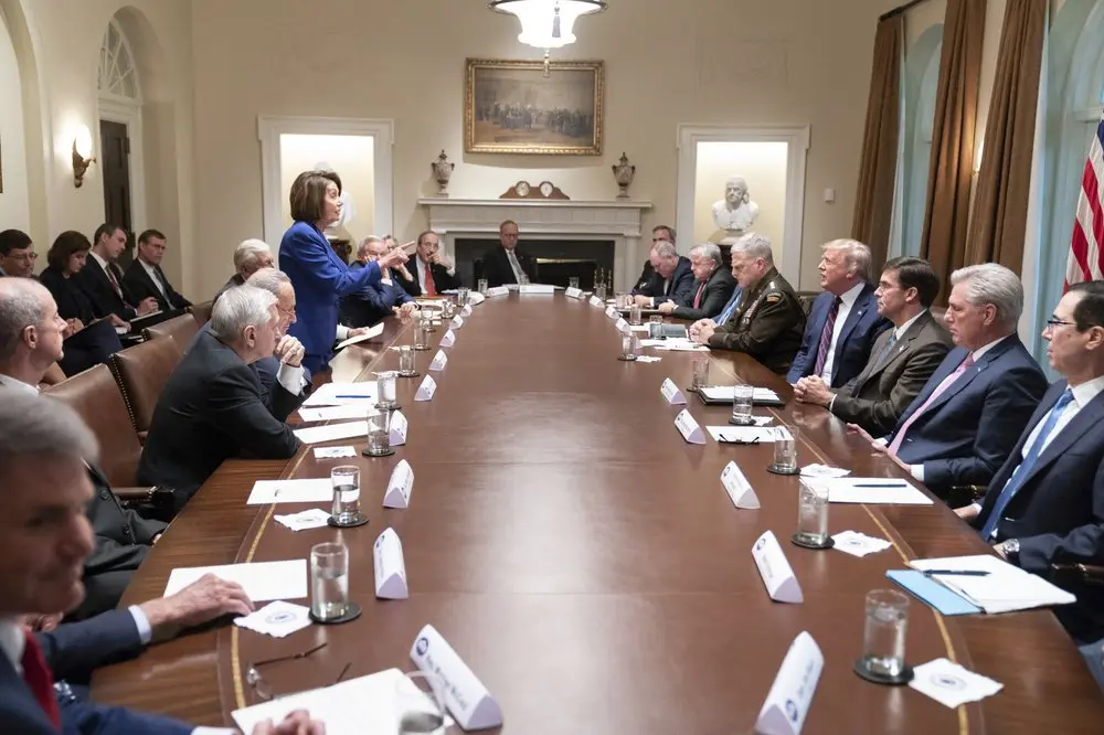 2019年10月16日，特朗普在白宫与议会代表团会面。