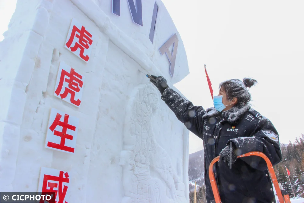 新疆阿勒泰：雪雕文化走进警营(图3)