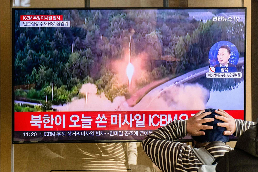 当地时间2022年11月18日，韩国首尔的一个火车站，电视上播出有关朝鲜发射弹道导弹的新闻报道。视觉中国 图