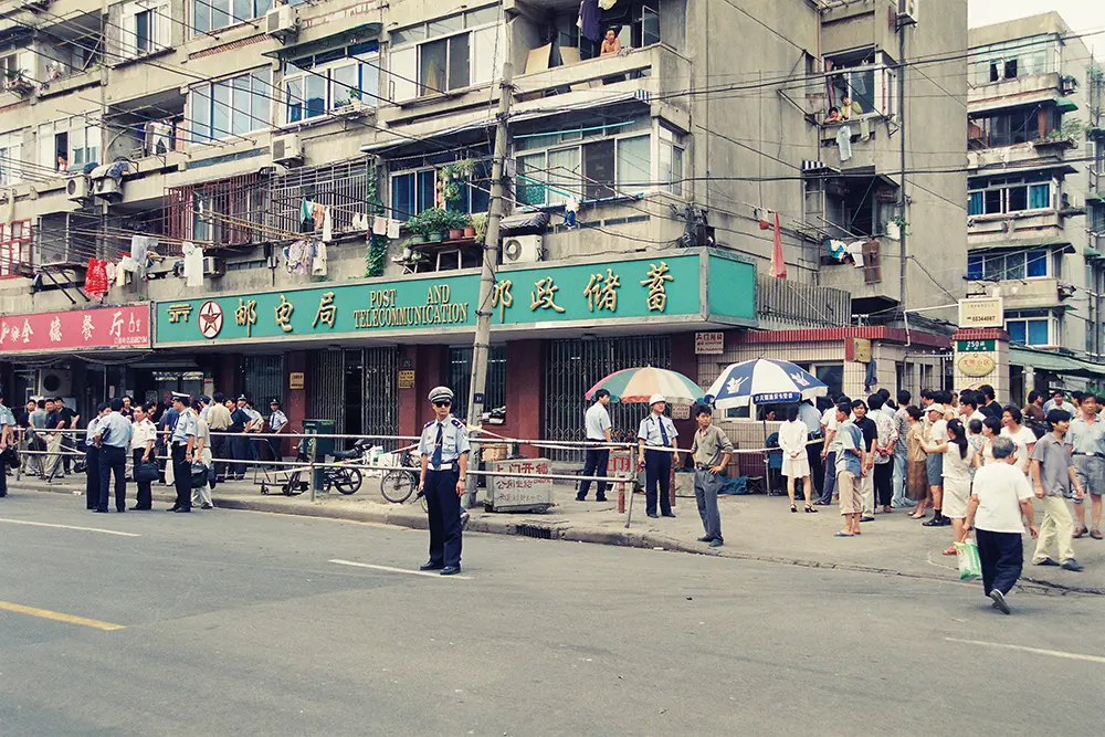 2002年8月1日，上海杨浦，一男子持刀抢劫邮政储蓄所十万元后逃离。本文图片 上海市公安局  供图