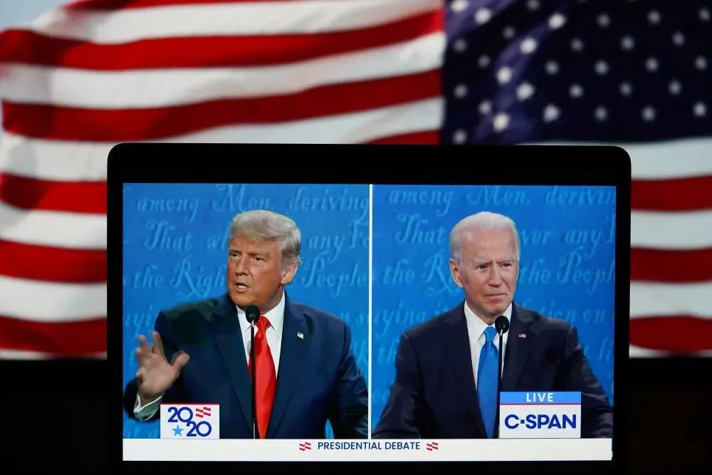 这张2020年10月22日在美国弗吉尼亚州阿灵顿拍摄的视频画面显示，美国总统特朗普（左）与民主党总统候选人拜登在田纳西州纳什维尔市参加最后一场总统候选人电视辩论。新华社记者刘杰摄