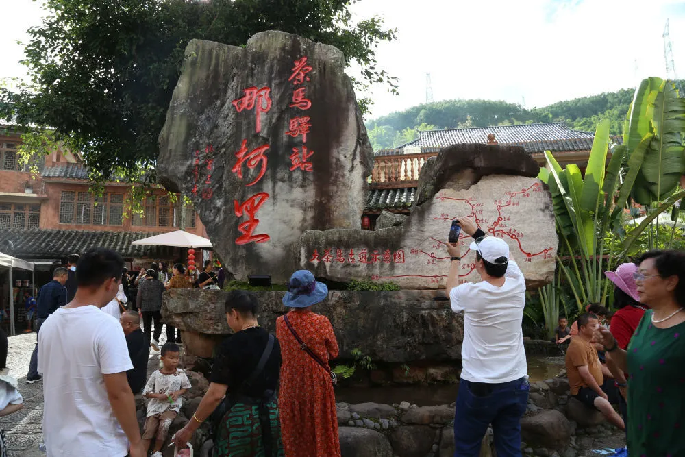 2023年10月1日游客在云南宁洱县那柯里茶马古道小镇游览。新华社记者 胡超 摄