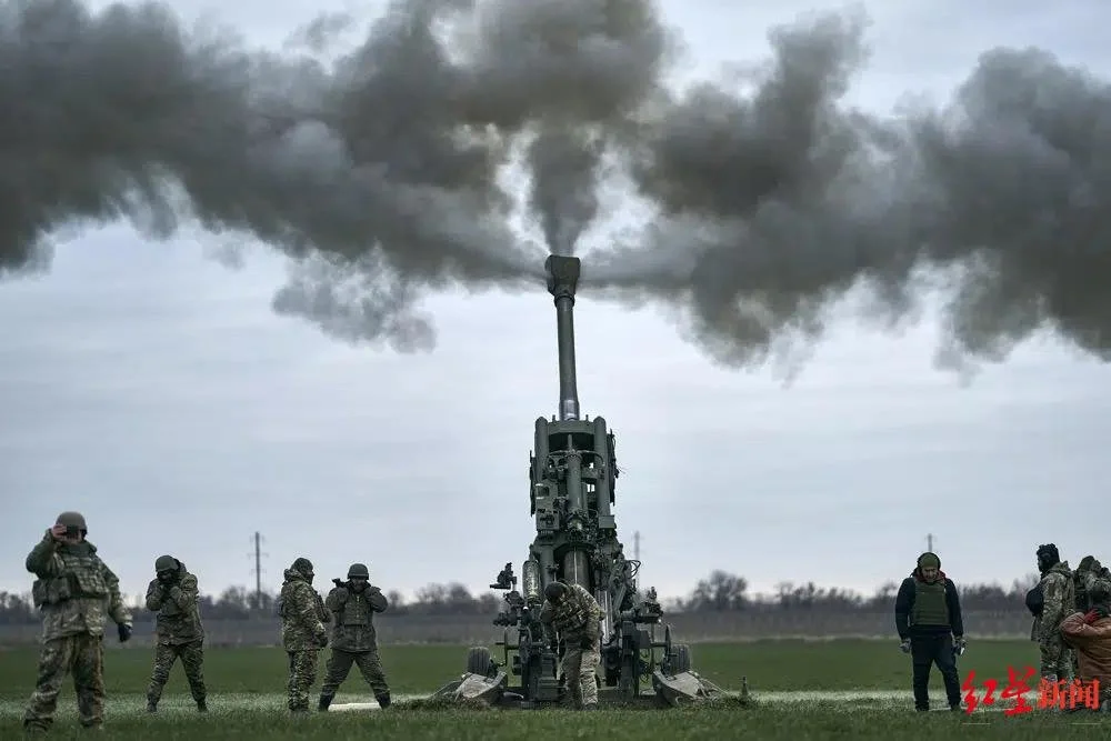 ↑2023年1月9日，乌克兰赫尔松地区，乌克兰士兵用美国提供的M777榴弹炮向俄罗斯阵地开火