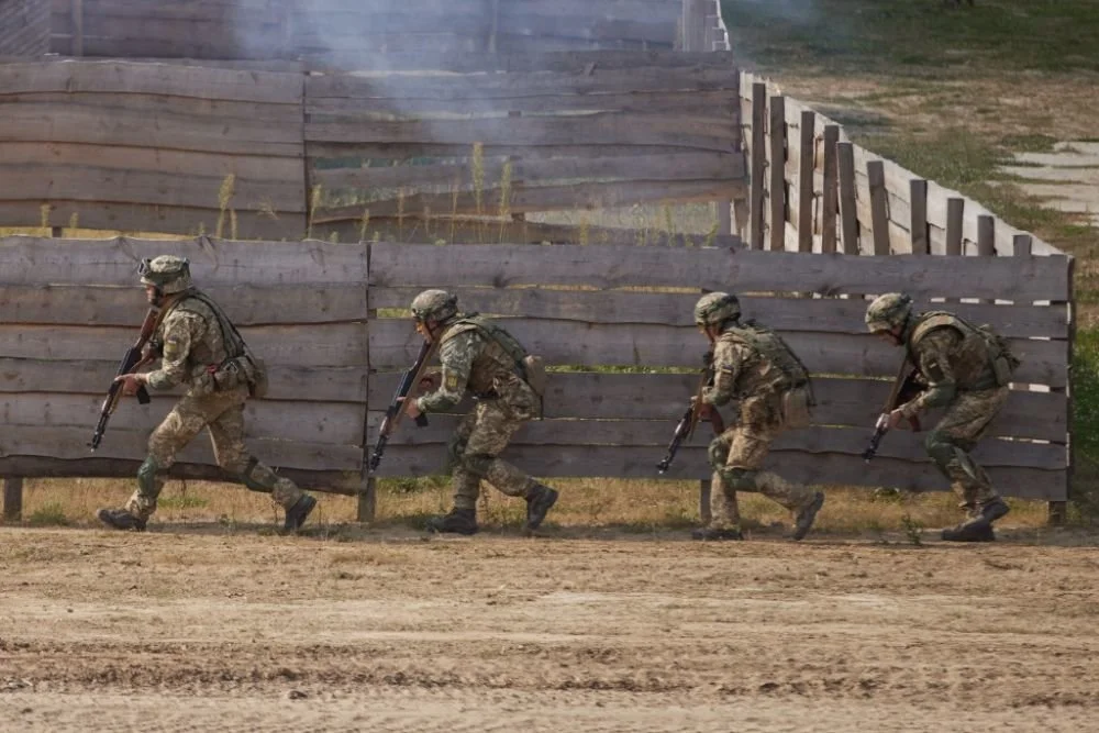 2020年9月17日，乌克兰士兵参加在乌克兰西部利沃夫州举行的代号为“快速三叉戟-2020”的多国联合军事演习。新华社发