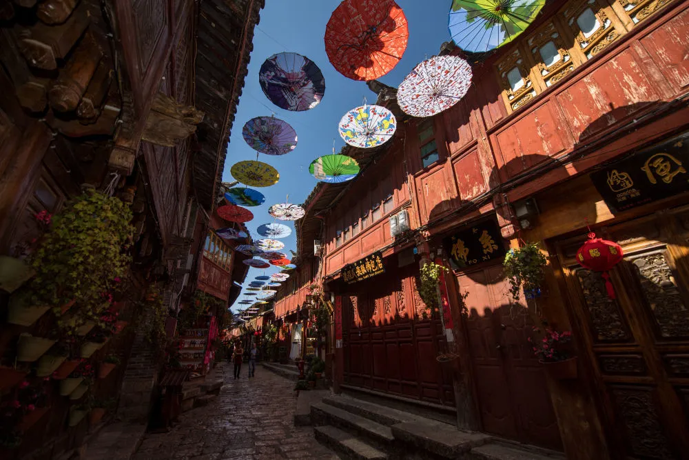 游客在云南丽江古城观光（2019年4月22日摄）。新华社记者 胡超 摄