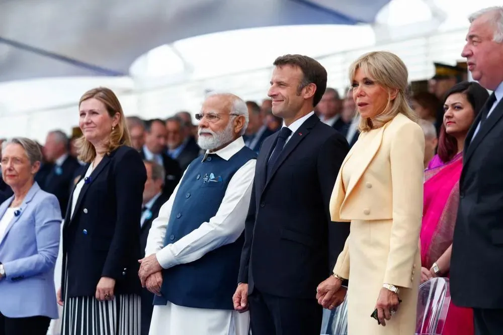 ▲ 印度总理莫迪（Narendra Modi）7月14日在被授予法国最高荣誉--大十字荣誉军团勋章之后，与法国总统马克龙一同出席10点开始在香榭丽舍大道举行的阅兵式。（法新社图）