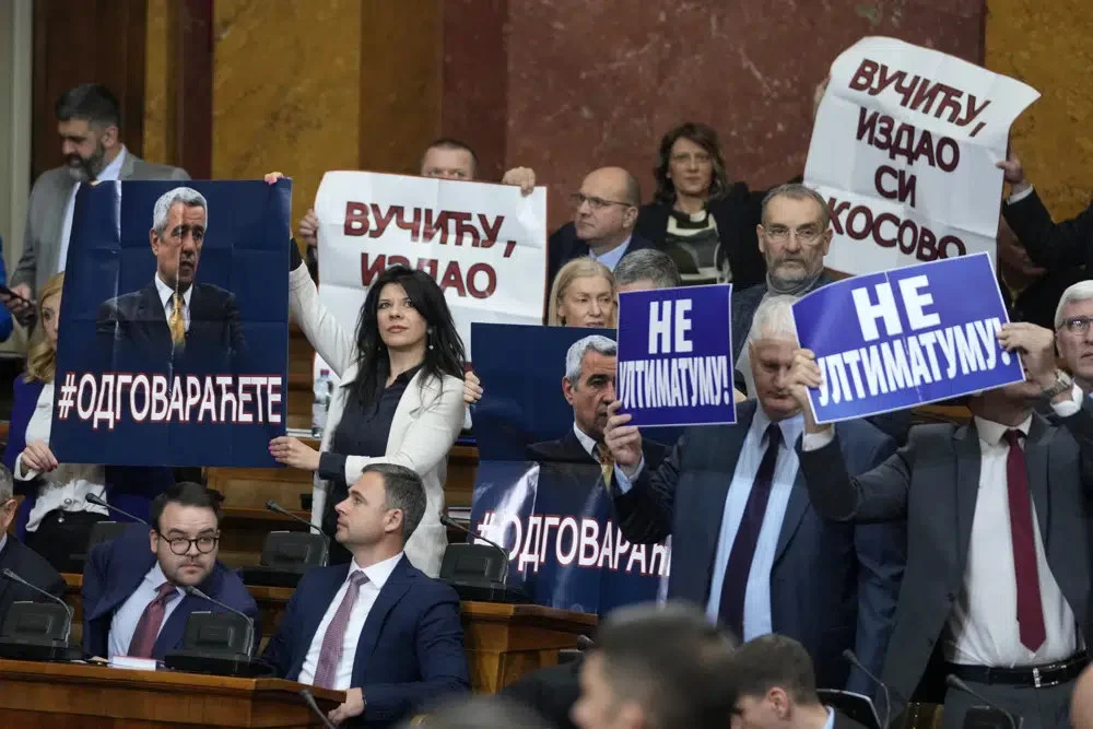 2日，塞尔维亚反对派议员“大闹”议会。图自塞媒