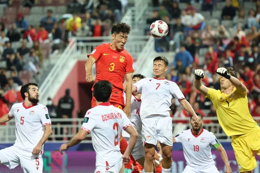 △ 1月13日，中国队球员朱辰杰（上）在对阵塔吉克斯坦队的比赛中头球攻门，随后该进球因越位被判无效。新华社记者 贾浩成 摄