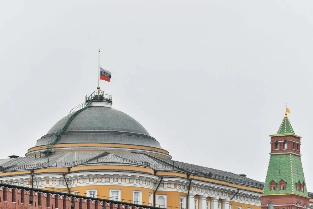 这是3月24日在俄罗斯莫斯科拍摄的降半旗的克里姆林宫。新华社记者 曹阳 摄