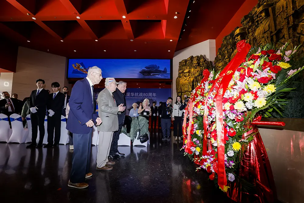 2023年10月30日，美国飞虎队老兵及家人来到北京中国人民抗日战争纪念馆，敬献花篮并鞠躬致意。