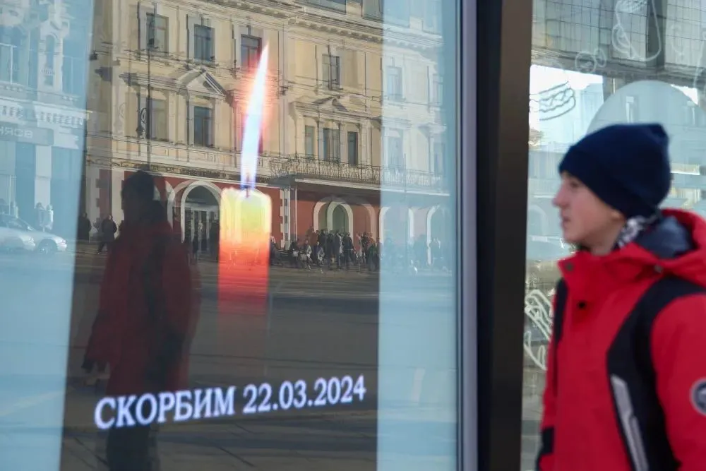 3月24日，俄罗斯符拉迪沃斯托克市街头电子显示屏播放蜡烛图案，悼念遇难者。新华社发（郭飞洲摄）