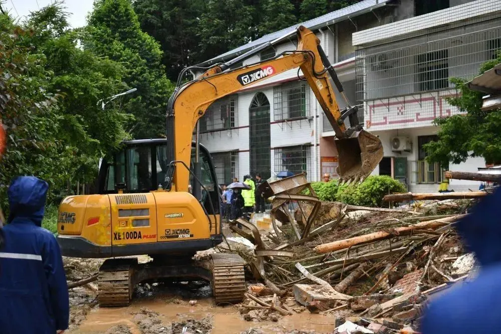 7月28日，在衡阳市南岳区寿岳乡岳林村，救援队伍在搜救作业中 / 新华社记者 陈振海 摄