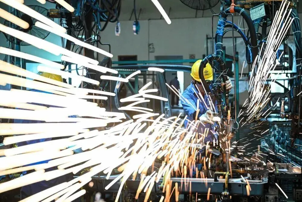 工人在海南自贸港重点园区——海口国家高新技术产业开发区海马工业园焊装车间作业（11月14日摄）/新华社记者 蒲晓旭 摄