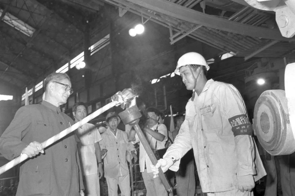 1985年9月15日，我国第一座日产万吨铁的高炉——宝钢一号高炉点火试生产。这是宋平同志（左一）为高炉点火。新华社记者 张平 摄