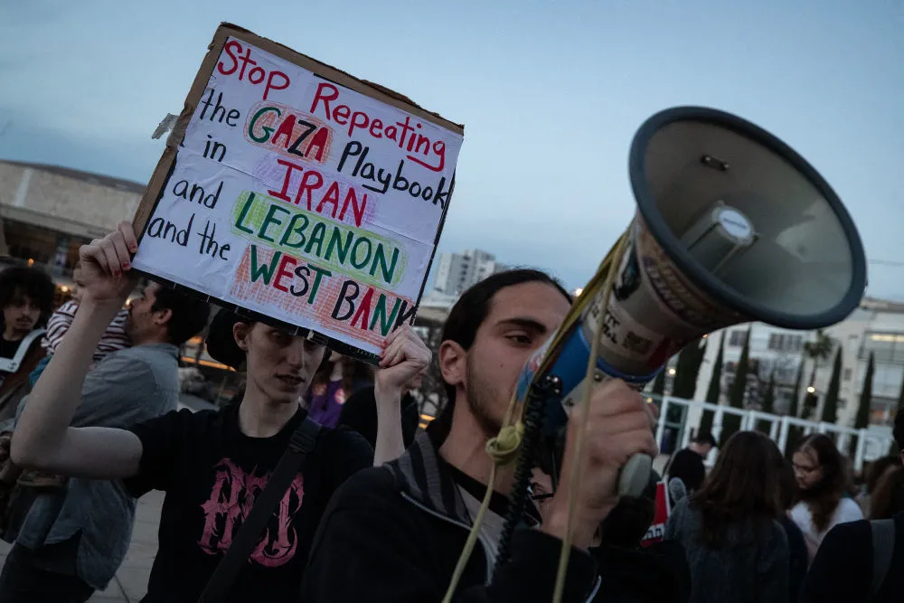 3��28�գ�����ɫ������ά��һ���㳡�������ֱֳ���μӷ�ս���ᡣ�»������ �¾��� ��