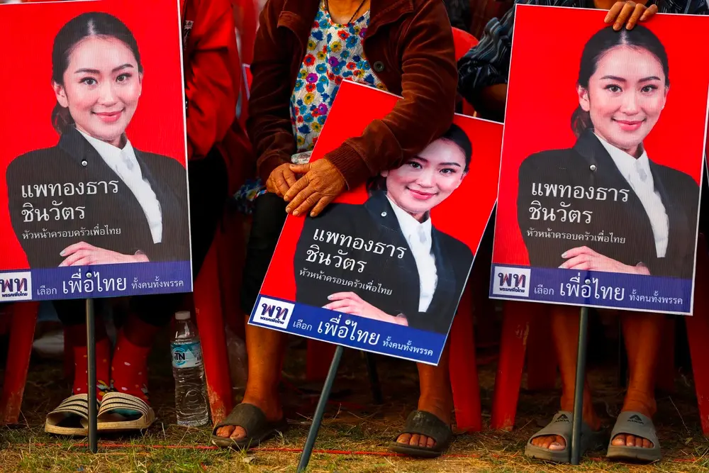 ▎2023年2月17日，在乌汶府的一次竞选活动期间，佩通坦的支持者举着她的海报。