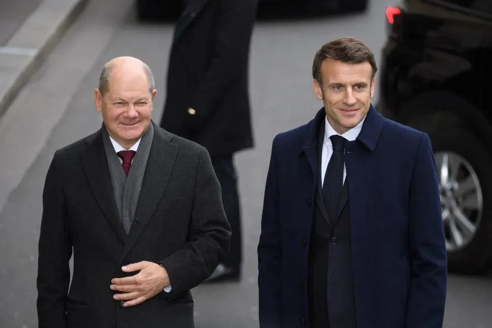 1月22日，法国 总统马克龙（右）和德国总理朔尔茨抵达位于巴黎的索邦大学，准备出席《爱丽舍条约》签署60周年纪念活动。来源： 新华社