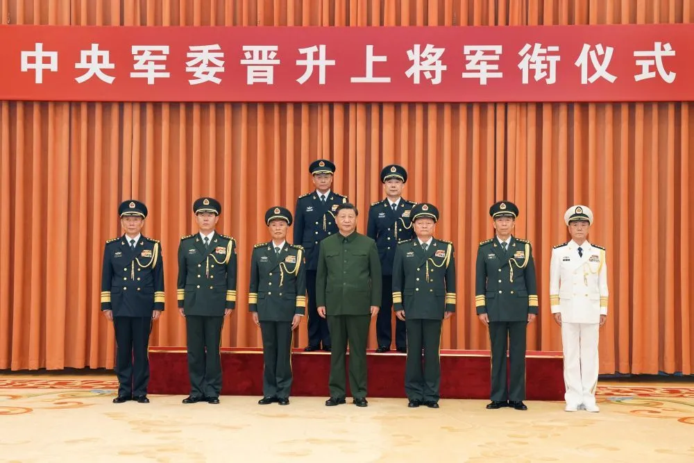 7月31日，中央军委晋升上将军衔仪式在北京八一大楼举行。中央军委主席习近平出席晋衔仪式。这是习近平等领导同志同晋升上将军衔的军官合影。新华社记者 李刚 摄