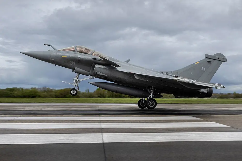 2025年4月16日，法国西部，一架法国“阵风”战机在进行模拟着舰训练。