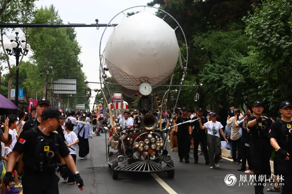 7月5日，新民大街“新民漫游计划”中的阿那亚巡游空。