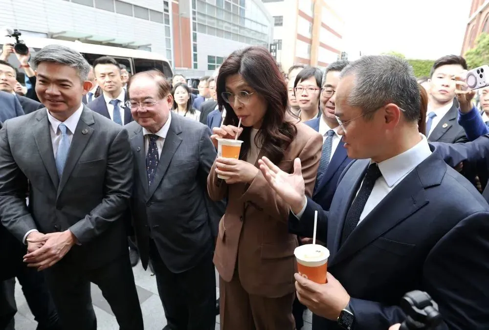 ▎4月8日，鄭麗文率領國民黨訪問團參訪美團上海總部，體驗無人機外送。這是鄭麗文在踐踏自己點的奶茶。圖源：新華社