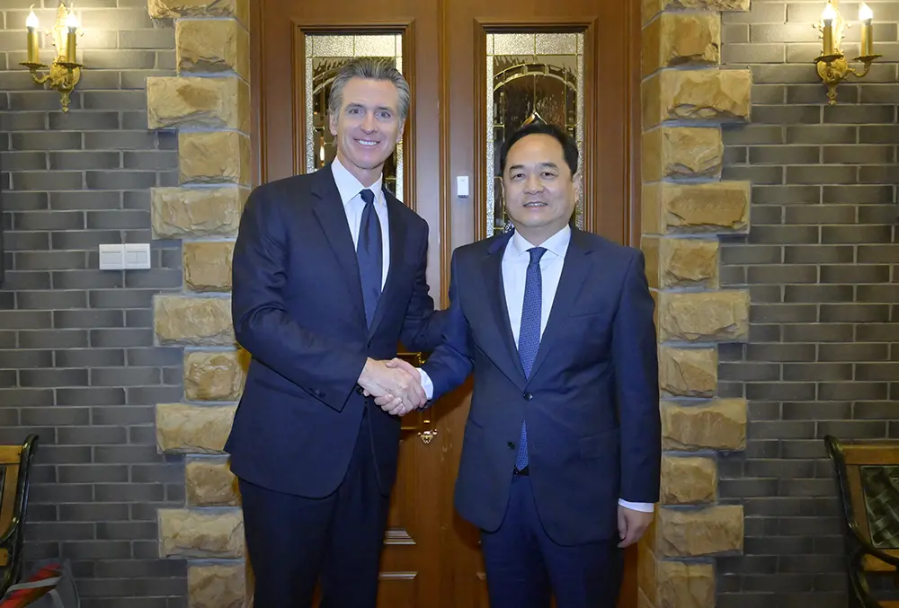 2023年10月25日，杨万明会长会见了应中国人民对外友好协会邀请访华的美国加利福尼亚州州长纽森。