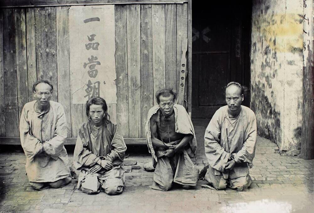 1892年的一组行刑老照片刽子手体型瘦弱犯人的眼神很可怕