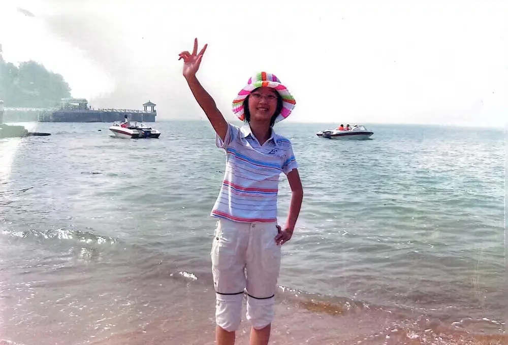 ·章莹颖早年照片。范雨莹/摄（翻拍自相册）