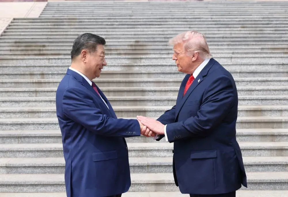2026年5月14日上午，国家主席习近平在北京人民大会堂东门外广场为来华进行国事访问的美国总统特朗普举行欢迎仪式。图/新华