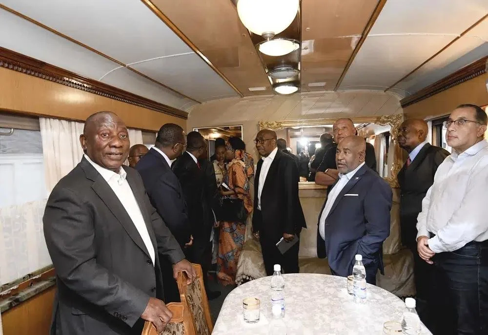 ↑6月15日，南非总统拉马福萨(左)及其他和平使团成员乘坐火车从波兰华沙前往基辅