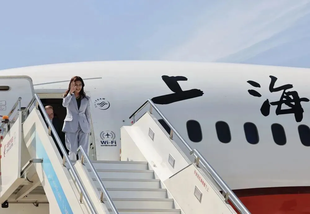 ▎4月7日，中國國民黨主席鄭麗文率團赴上海虹橋機場，開啟大陸參訪行程。圖源：新華社。