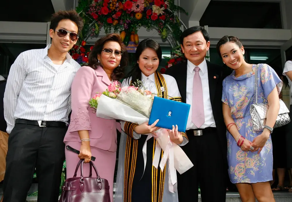 ▎2008年7月10日，佩通坦毕业于曼谷的朱拉隆功大学，她在毕业礼上和家人合影，其中包括她父亲他信。
