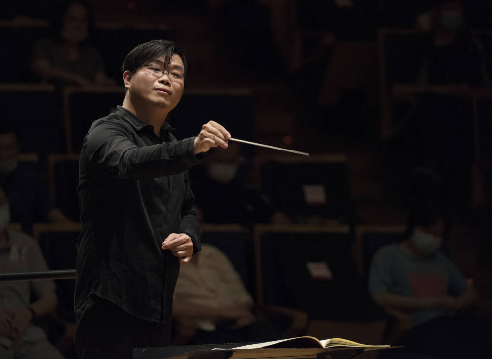 指挥,钢琴独奏由卞思聪一人担任.艺术家