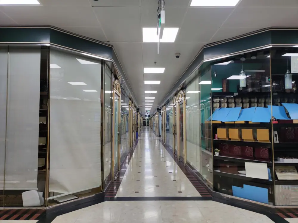 南财记者深圳现场直击！深港口岸通关在即  商户连夜装修备货(深圳口岸最通关最新消息)
