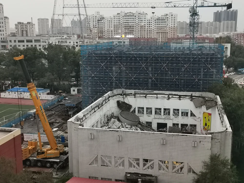齐齐哈尔市三十四中体育馆坍塌之后。本文图片除特别标注外，均为澎湃新闻记者 朱远祥 图