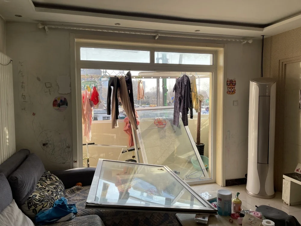 附近居民楼内被炸裂的窗户（张楠茜 摄）
