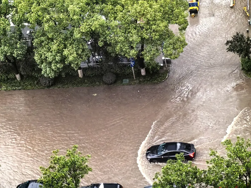 2024年6月24日，长沙，大雨天气，局部路面积水严重，车行缓慢。本文图片 视觉中国