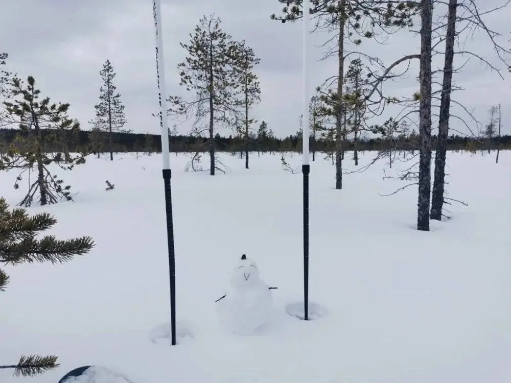 △烤完香肠后堆的小雪人。（图/花瓢白）