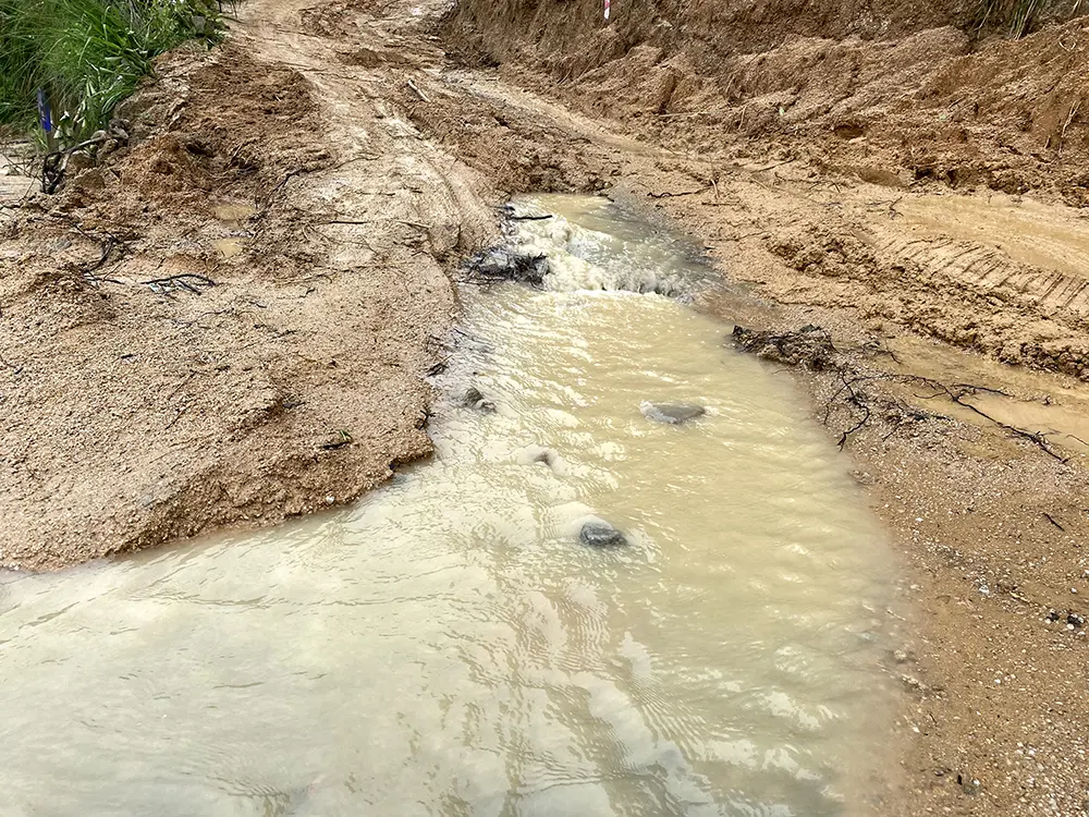 梅大高速茶阳路段山体下方渗水口