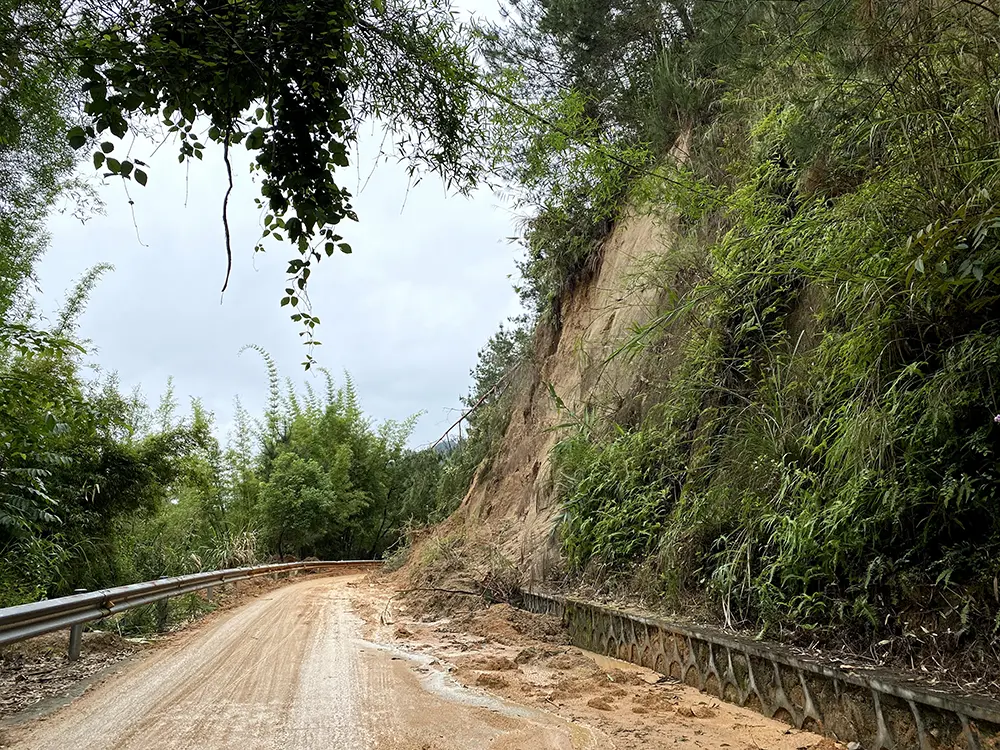 5月2日，大埔县茶阳镇庵前村乡道，一处滑坡已完成清理