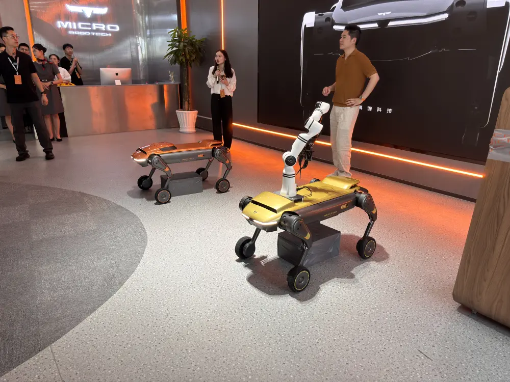 具微科技全球首家具身智能4s店开业，具微科技轮式四足机器人 “MOVENEW T1” 实体首次亮相(图1)