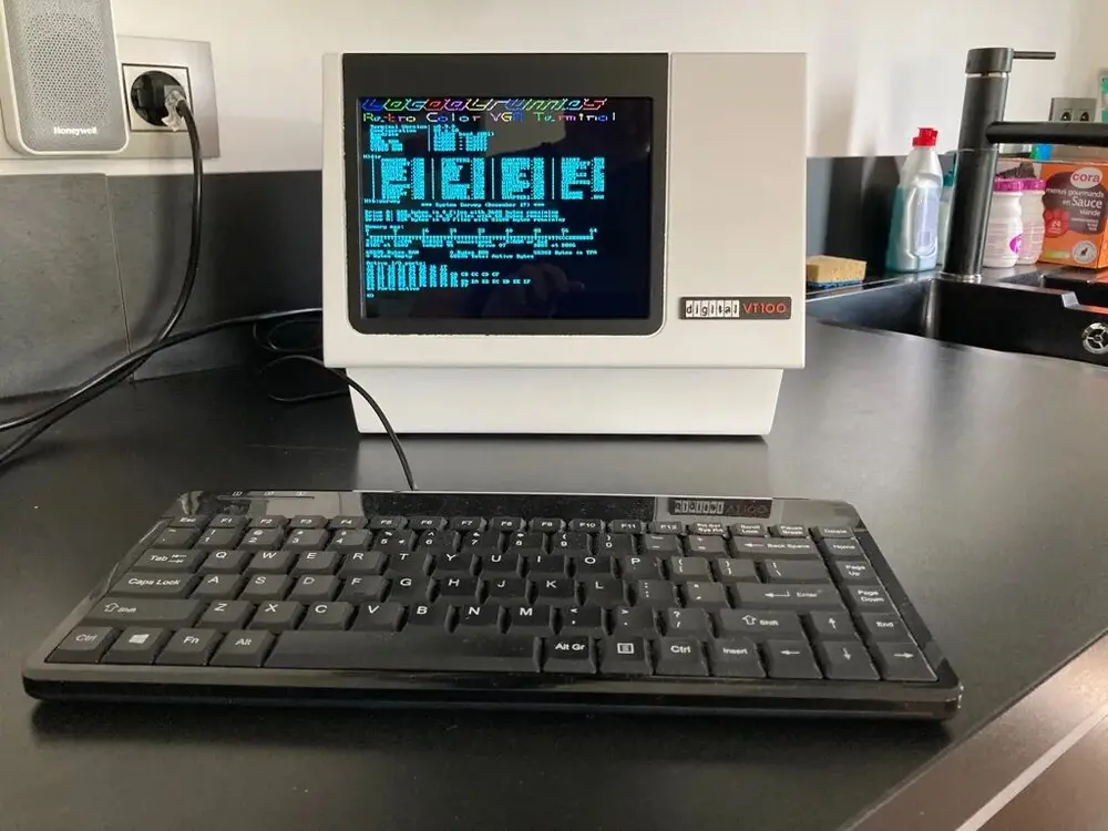 DEC VT100(1978)—— 屏幕出现了,但交互仍是文本命令。它定义的终端标准沿用至今。