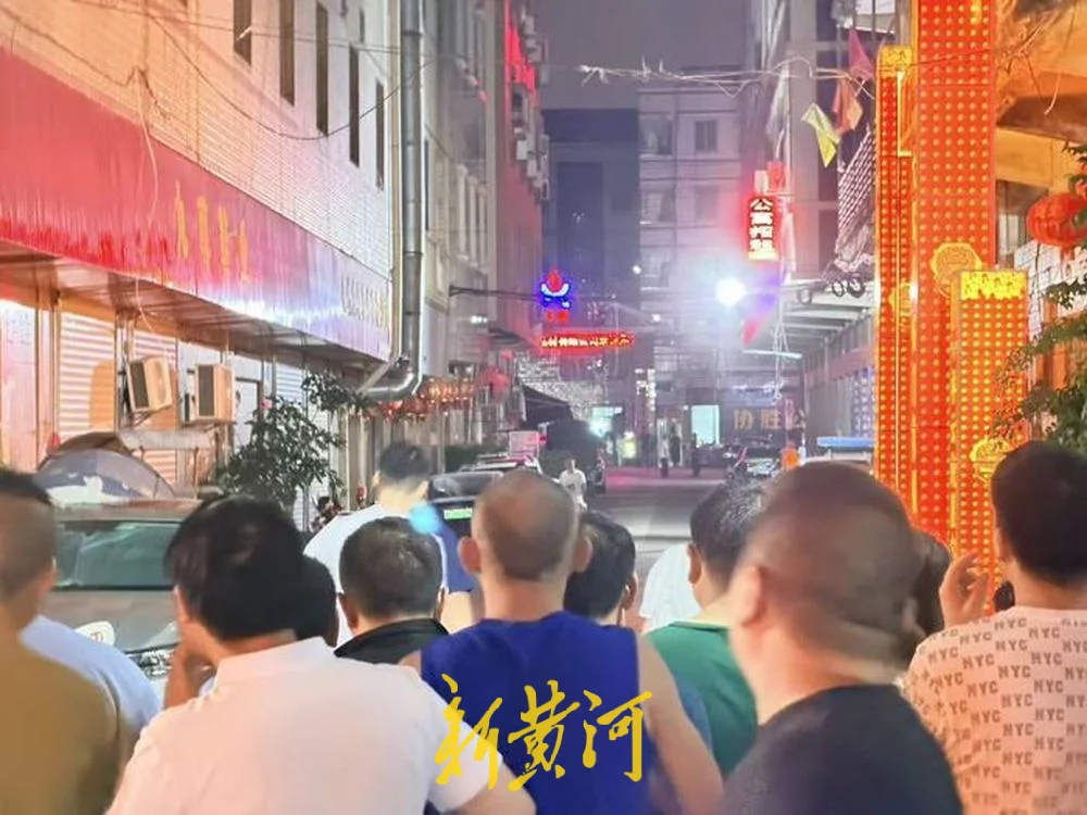 9日晚,鞋厂外围已经拉起封锁线