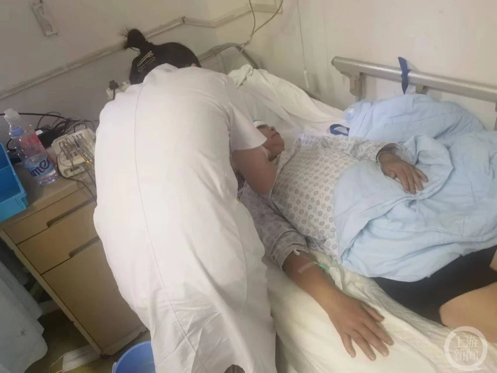 ▲熊婆婆的二儿媳刘女士仍在医院救治，医生说会有后遗症。图片来源/受访者供图