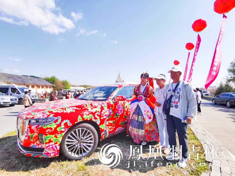 游客与穿着民族服装的模特合影。