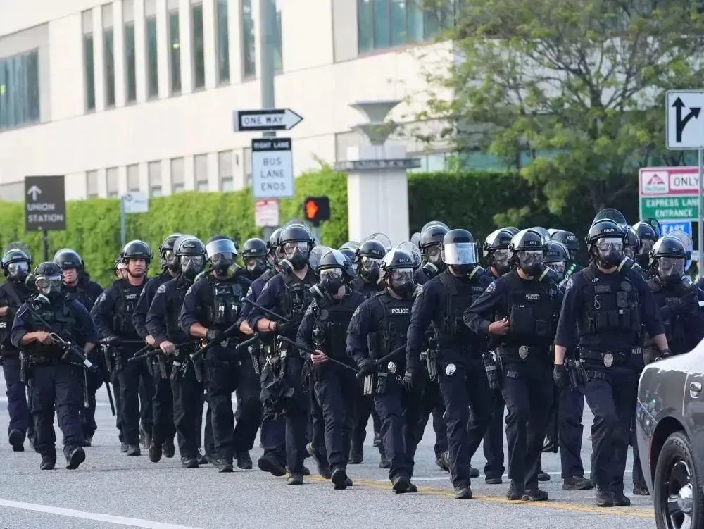 6月6日，洛杉矶警方集结应对抗议活动 图：新华社/美联