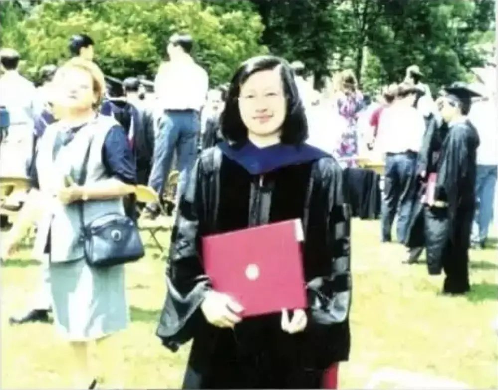 ● 1994年，获得博士学位的苏姿丰在麻省理工学院的毕业典礼上